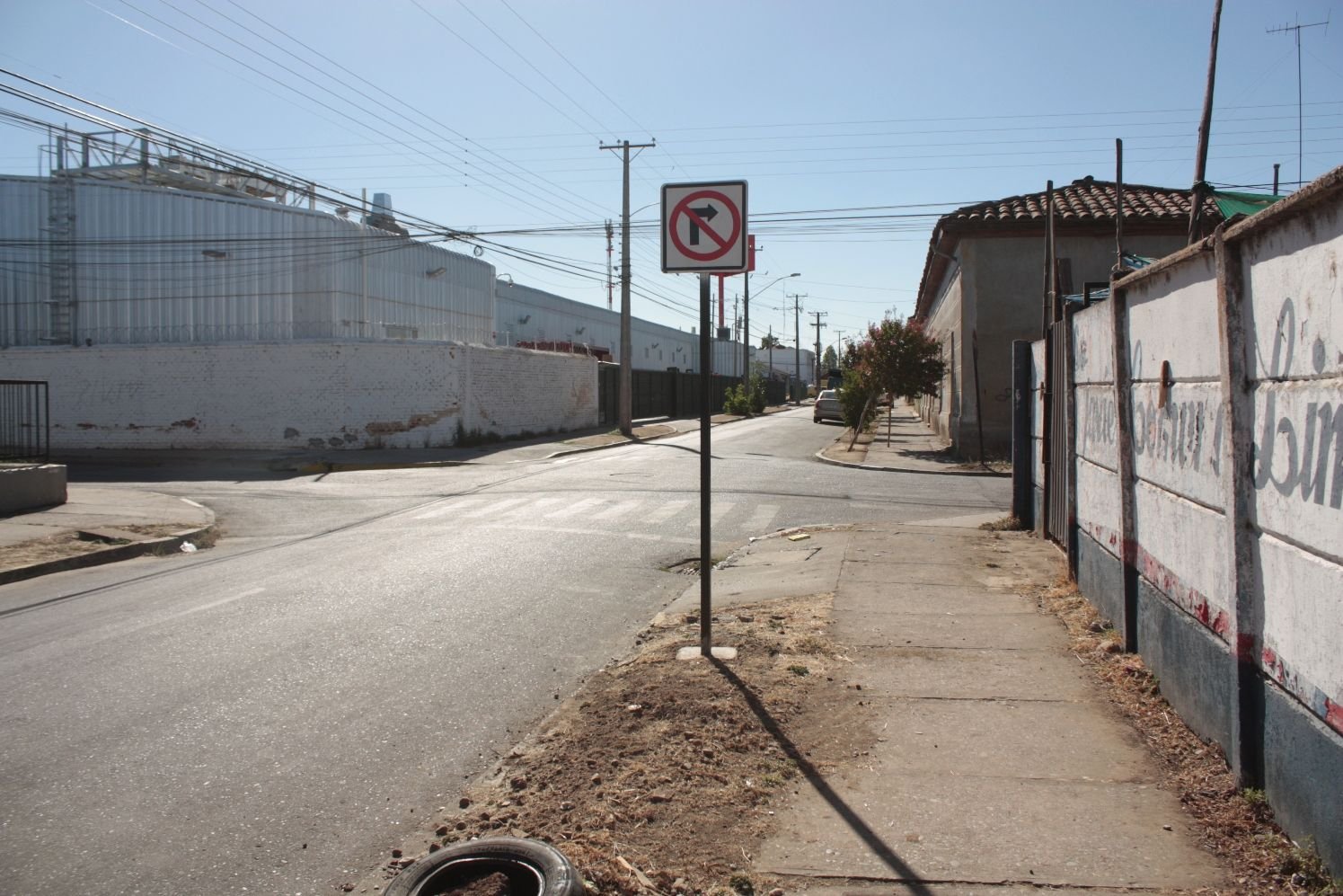 Letreros de No Ingreso a Camiones y cambio de sentido de tránsito a calle Miraflores (19)